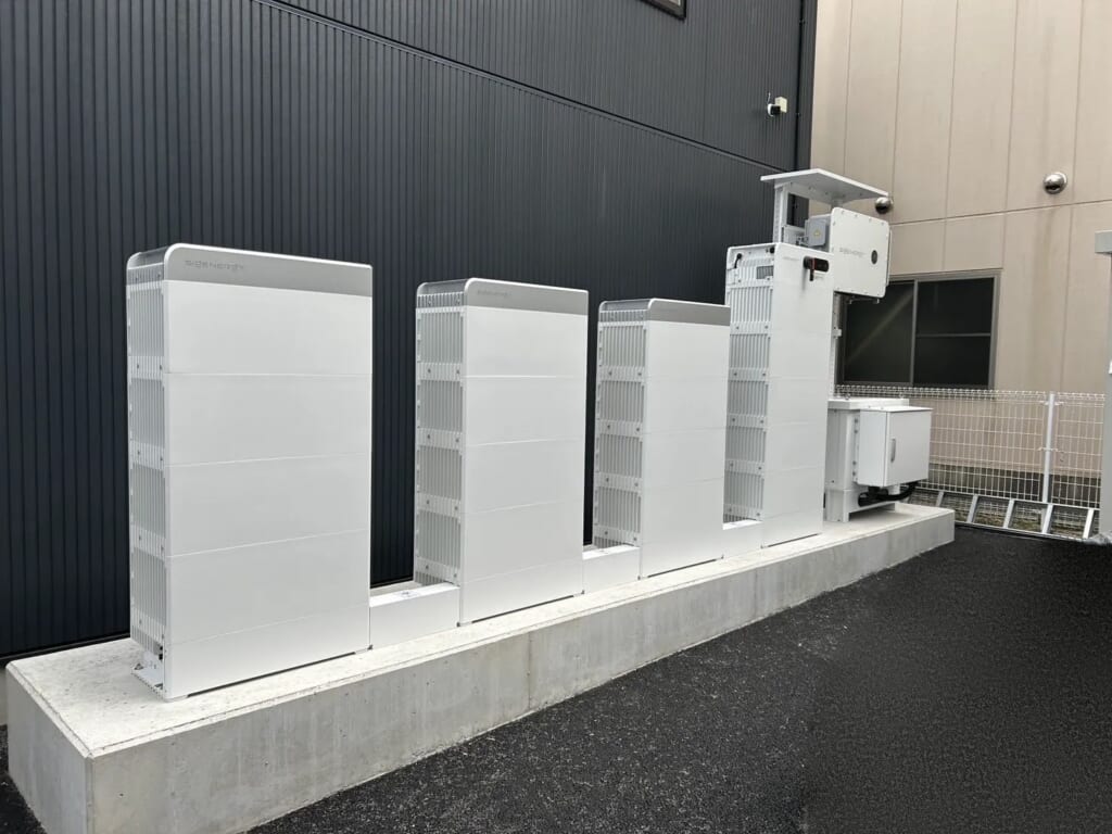千葉事業所に設置された低圧蓄電所（蓄電池システムと統合制御盤）